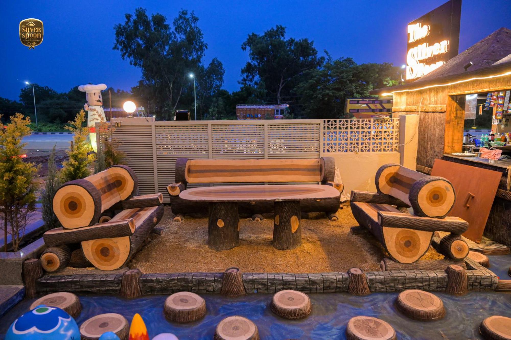 The Silver Spoon Hotel & Restaurant Būndi Exterior foto